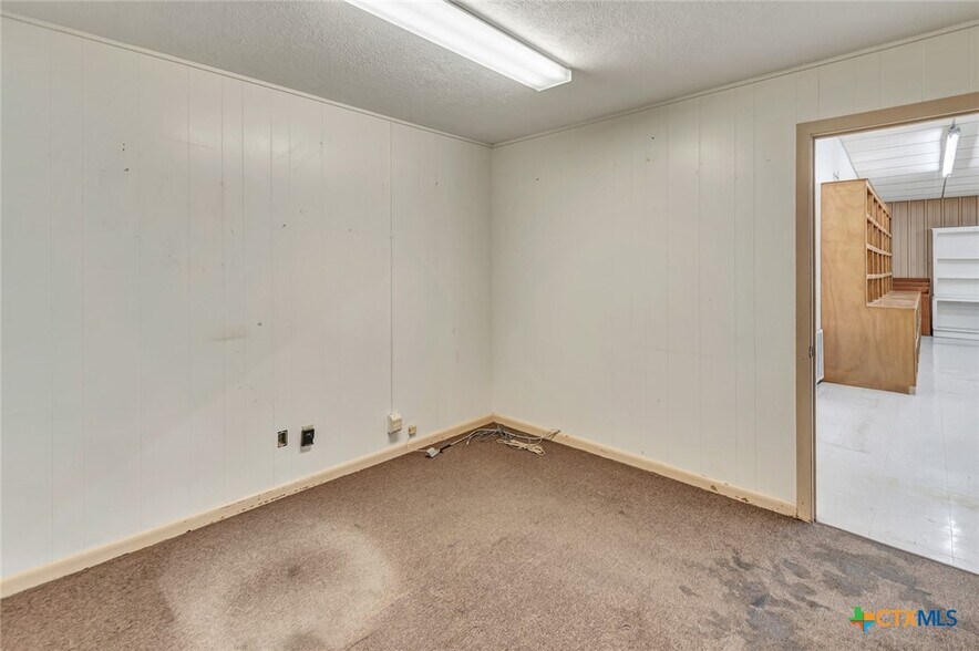 More Photos Of 306 N Wells St, Edna Office For Sale