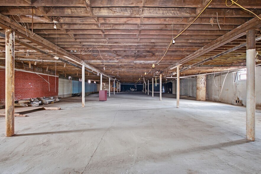 More Photos Of 1 Public Square Red Boiling Springs Sq, Lafayette Showroom For Sale