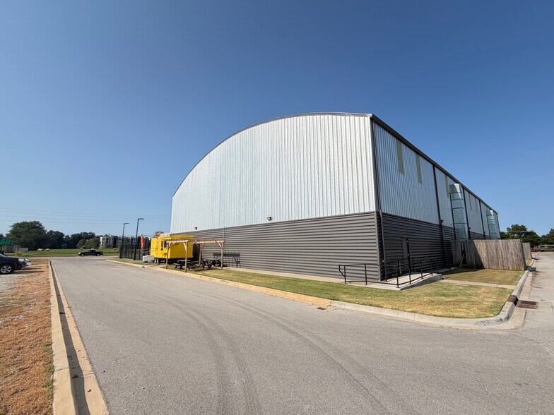 More Photos Of 2795 E 91st St, Tulsa Sports And Entertainment For Sale