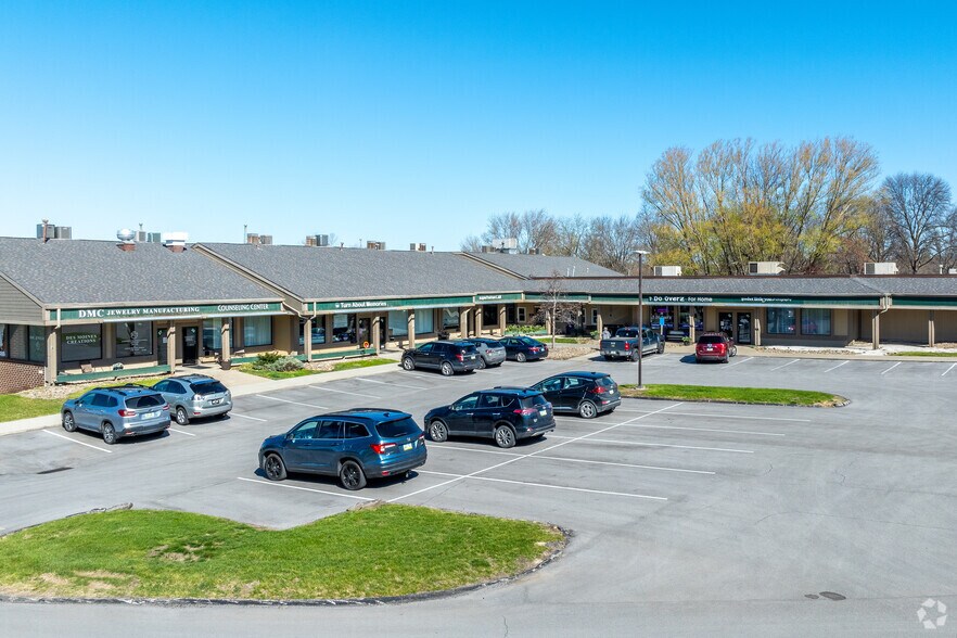 More Photos Of 7501-7611 Douglas Ave, Urbandale Unknown For Lease