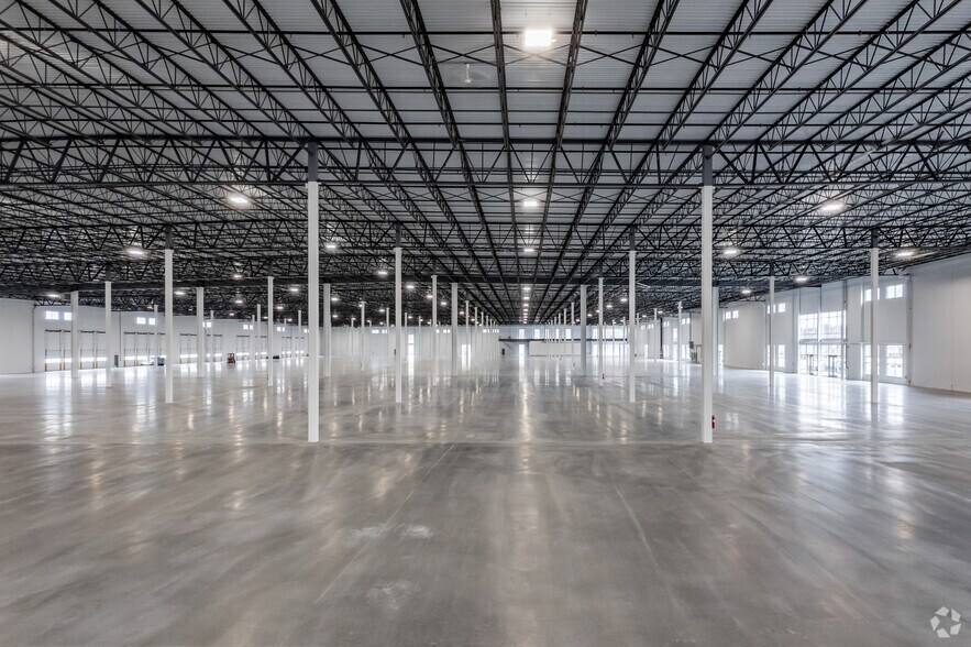 More Photos Of 9141 S 13th St, Oak Creek Warehouse For Lease