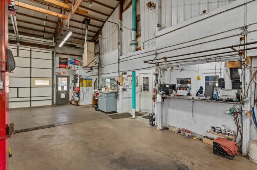 More Photos Of 2300 Hoffman Dr, Effingham Auto Repair For Sale