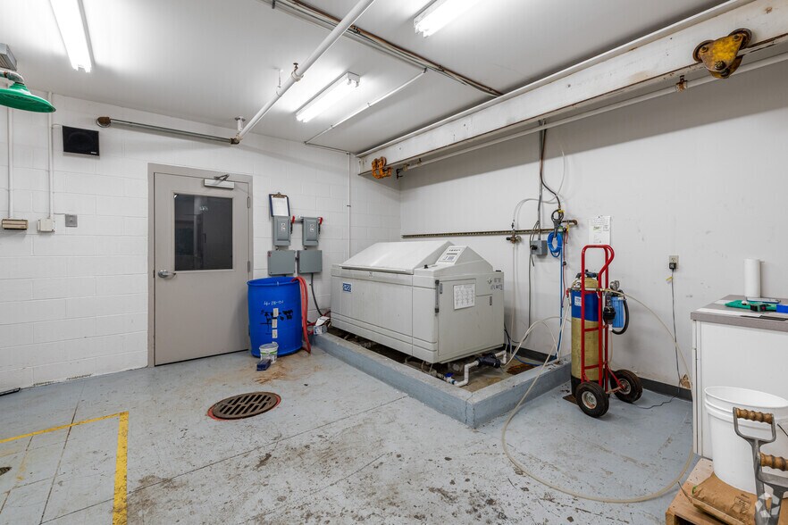 More Photos Of 4270-4282 Hudson Dr, Stow Light Manufacturing For Lease