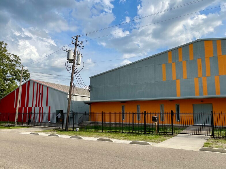 More Photos Of 2202 Lone Oak Rd, Houston Industrial For Lease