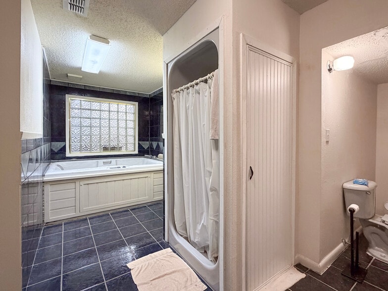 More Photos Of 1200 N Louise St, Atlanta Office For Sale
