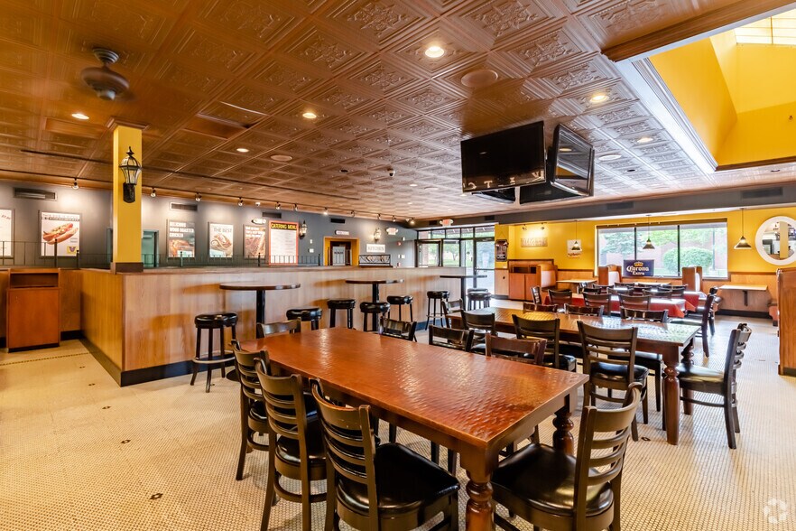 More Photos Of 551 S 8th St, West Dundee Restaurant For Sale