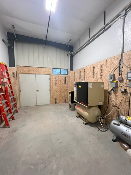 More Photos Of 170 Pleasant St, Rockland Office For Sale