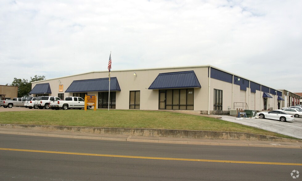More Photos Of 805 Secretary Dr, Arlington Warehouse For Lease