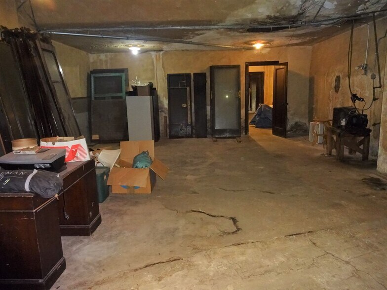 More Photos Of 201 N Penn Ave, Independence Office For Sale