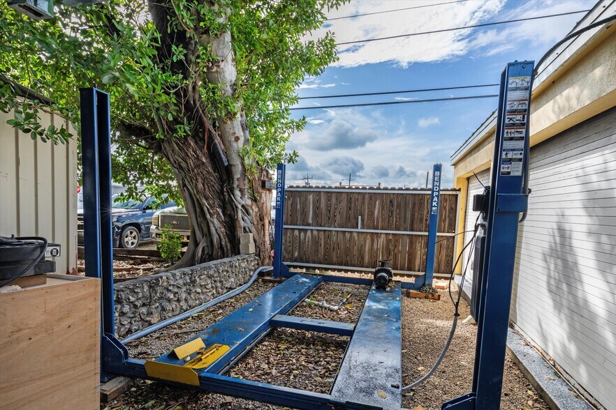 More Photos Of 10699 Aviation Blvd, Marathon General Retail For Sale