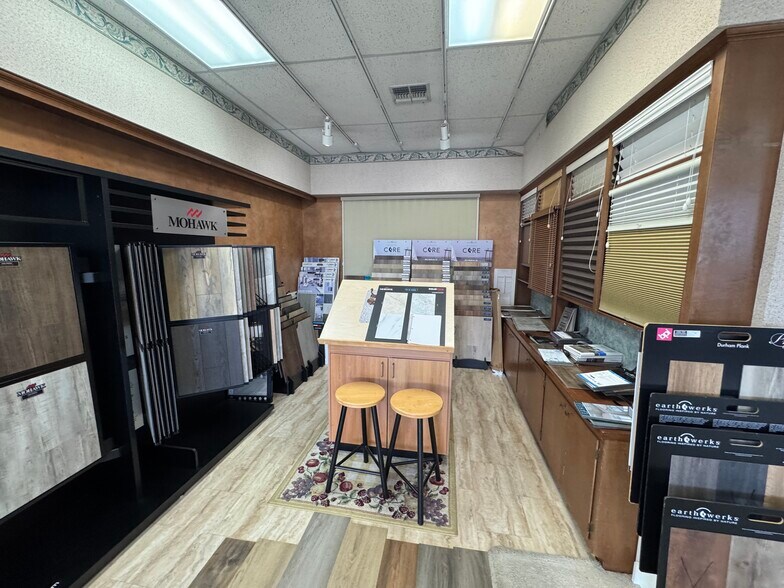 More Photos Of 1900 Crockett Rd, Palestine Storefront For Sale