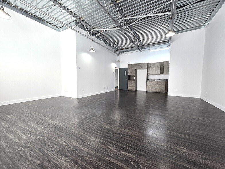 More Photos Of 557-577 Boul du Curé-Boivin, Boisbriand Warehouse For Sale