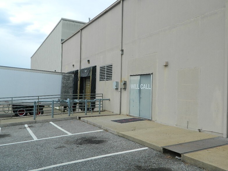 More Photos Of 3777 Winchester Rd, Memphis Showroom For Lease