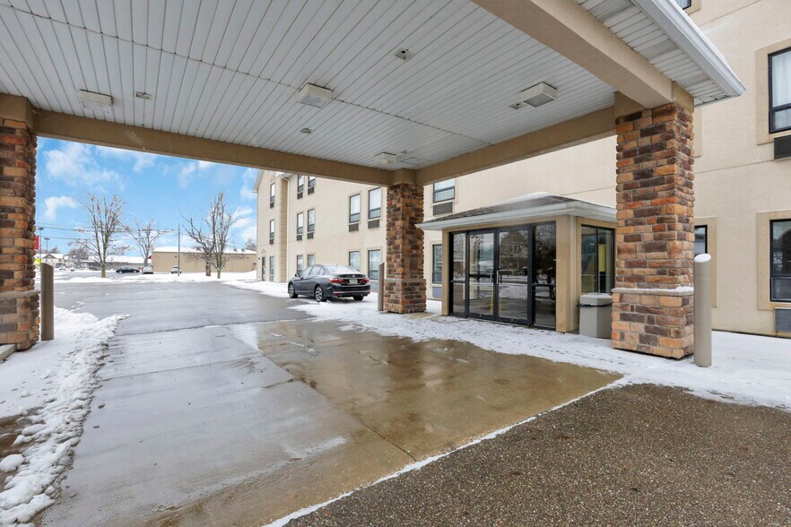 More Photos Of 509 S Wooster Ave, Strasburg Hotel For Sale