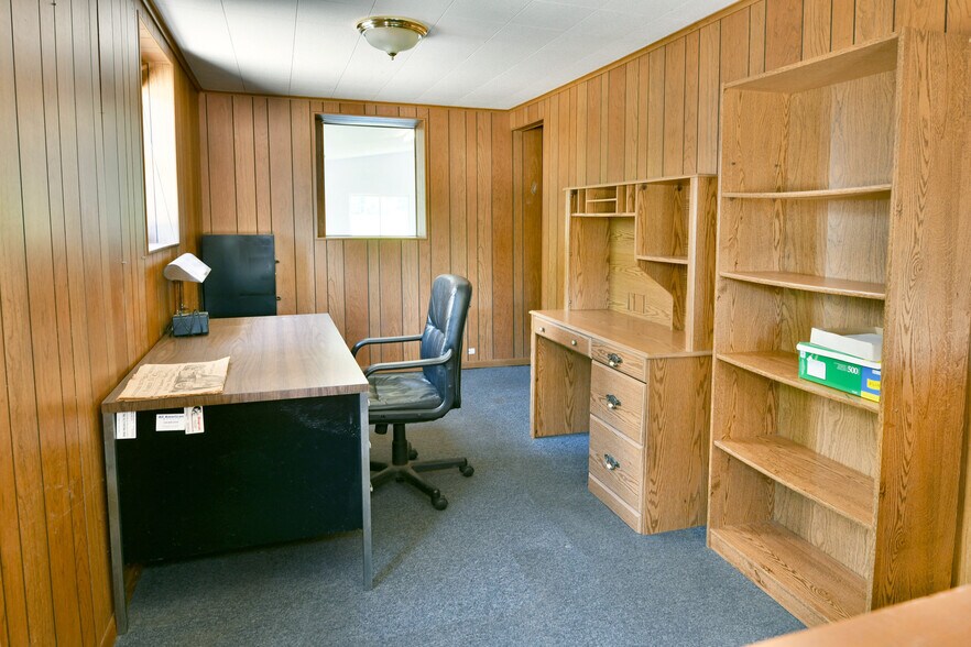 More Photos Of 4085 Herner County Line Rd, Southington Showroom For Sale