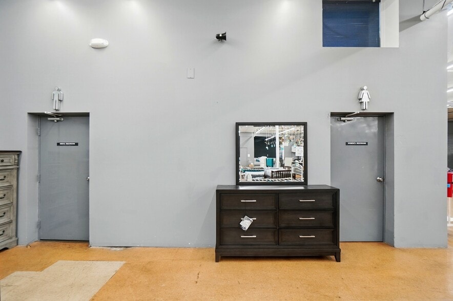 More Photos Of 50 Eswin St, Cincinnati Freestanding For Sale