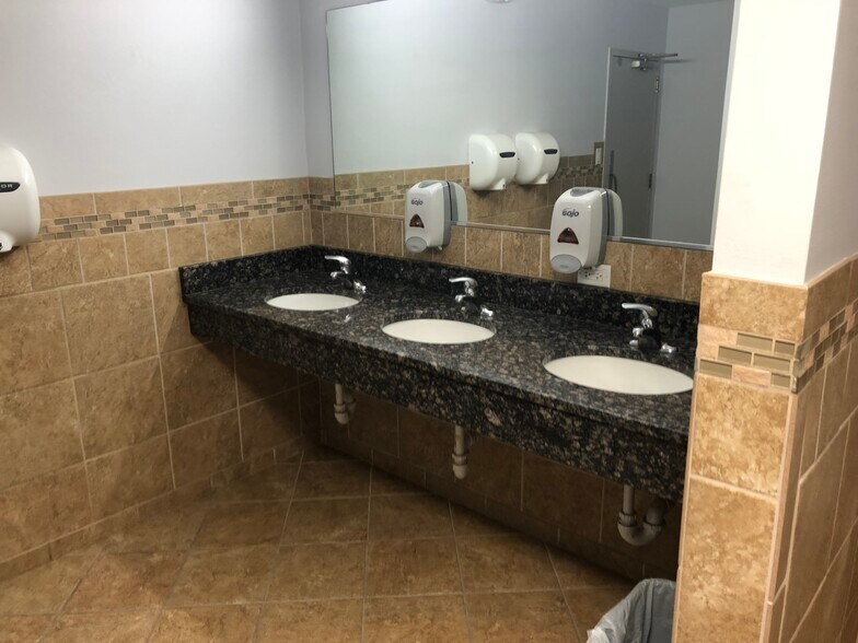 More Photos Of 405 S Washington Blvd, Mundelein Office For Sale