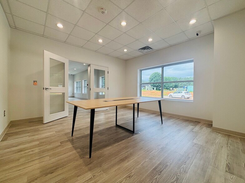 More Photos Of 131 Parkwood Cir, Carrollton General Retail For Lease