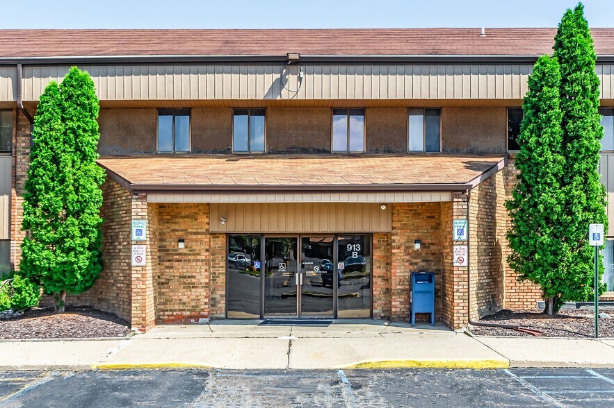 More Photos Of 913 W Holmes Rd, Lansing Medical For Sale