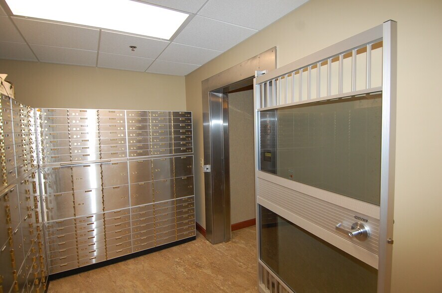 More Photos Of 640 Highway 1 W, Iowa City Office For Sale