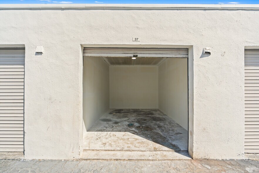 More Photos Of 7401 NW 68th St, Miami Self Storage For Lease