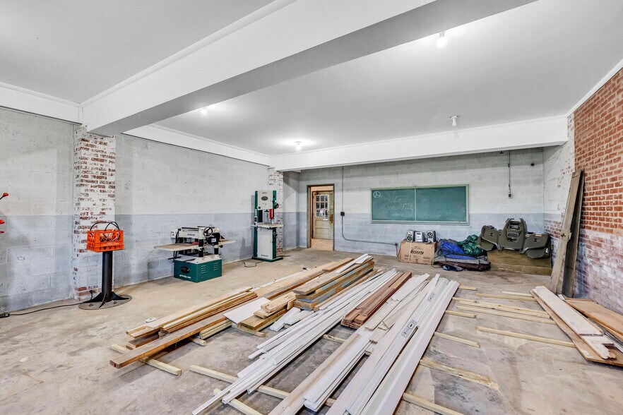 More Photos Of 217 E Aiken Rd, Eden Showroom For Lease