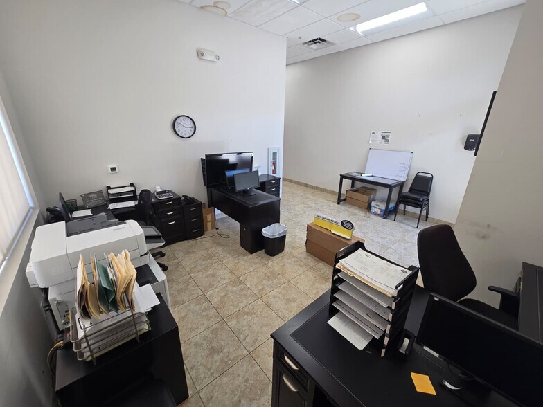 More Photos Of 10400 NW 55th St, Sunrise Manufacturing For Lease