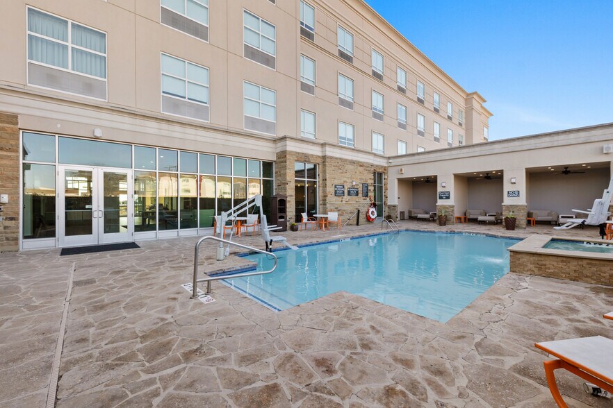 More Photos Of 300 E Central Texas Expy, Killeen Hotel For Sale