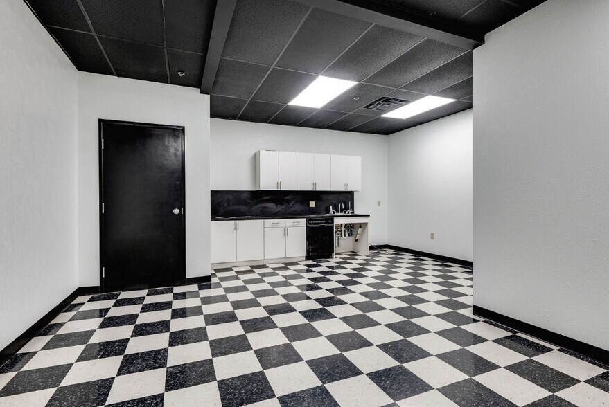 More Photos Of 740 Regal Row, Dallas Warehouse For Lease