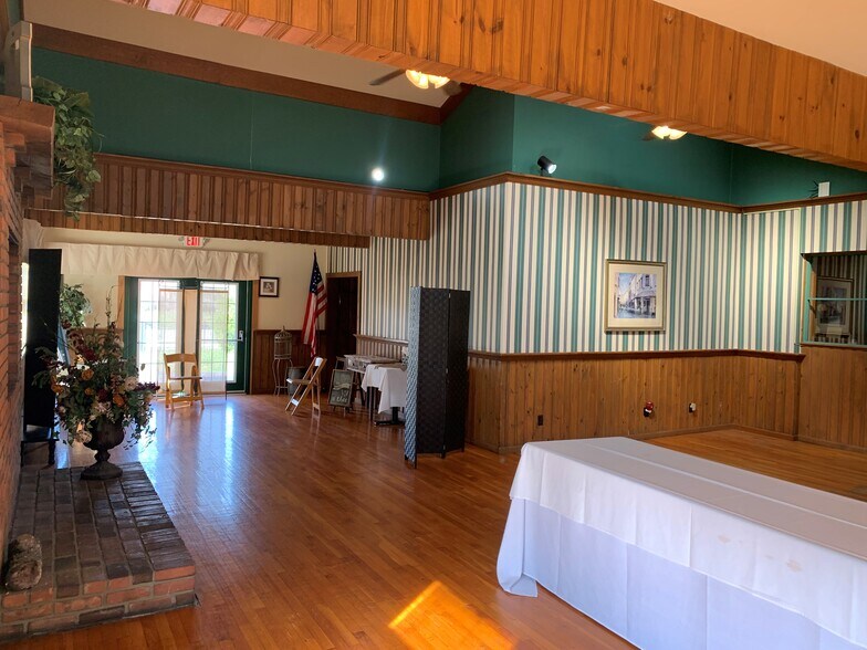 More Photos Of 10 Enfield St, Cincinnati Freestanding For Lease