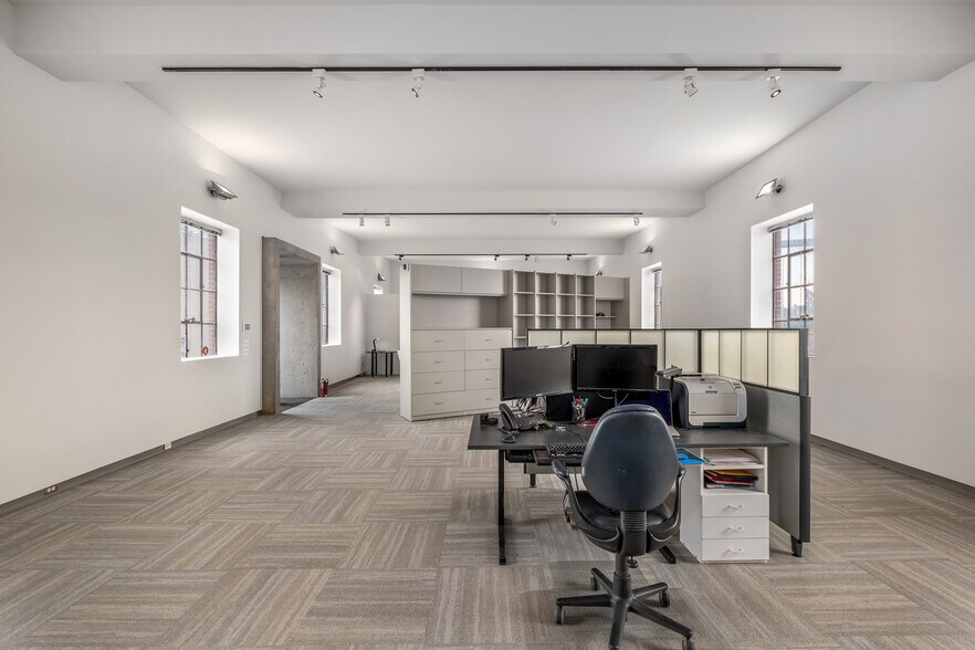 More Photos Of 2225 15th St SE, Calgary Warehouse For Sale