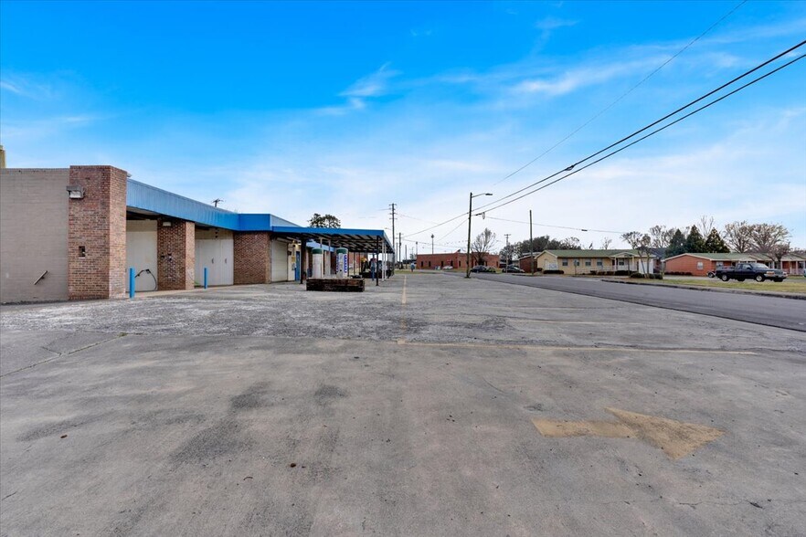 More Photos Of 102 S Fair St, Calhoun Carwash For Sale