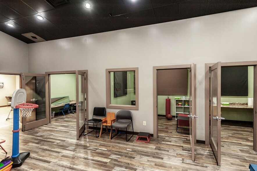 More Photos Of 20 Executive Park Dr, Hendersonville Loft Creative Space For Sale