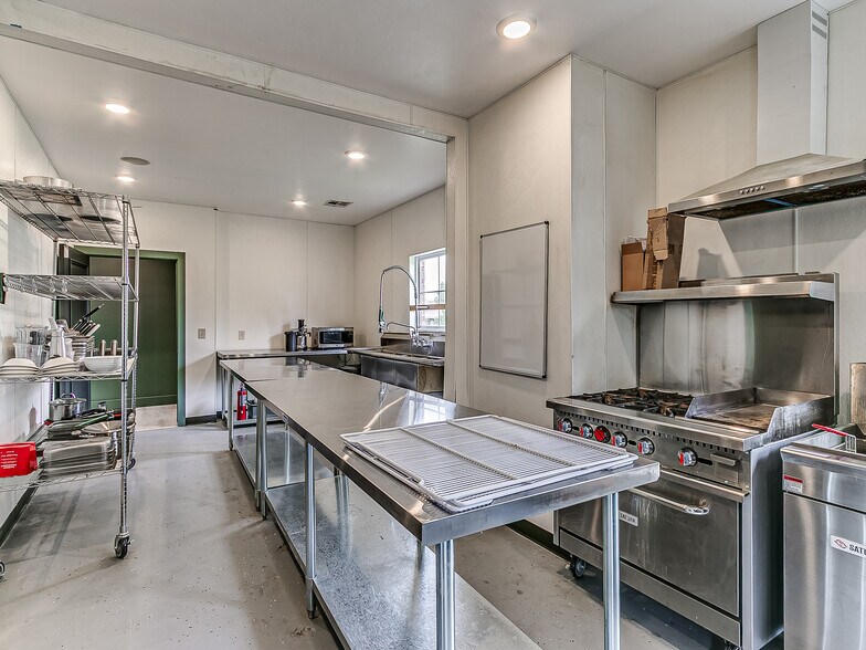 More Photos Of 1725 W 33rd St, Edmond Office For Sale