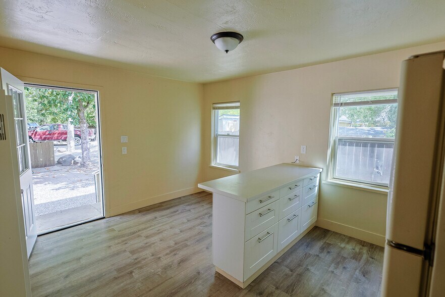More Photos Of 1701 Lake St, Calistoga Apartments For Sale