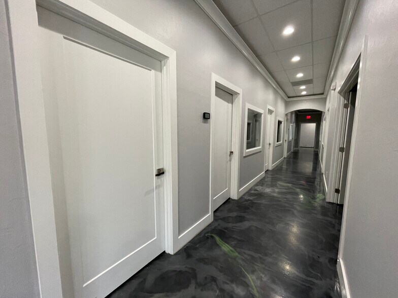More Photos Of 7050 Pennsylvania St, Fort Myers Warehouse For Sale