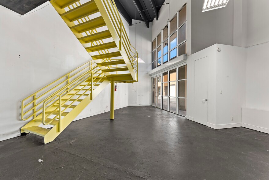 More Photos Of 20165-20199 NE 16th Pl, Miami Flex For Lease