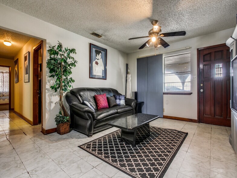 More Photos Of 226 E Fest St, San Antonio Restaurant For Sale