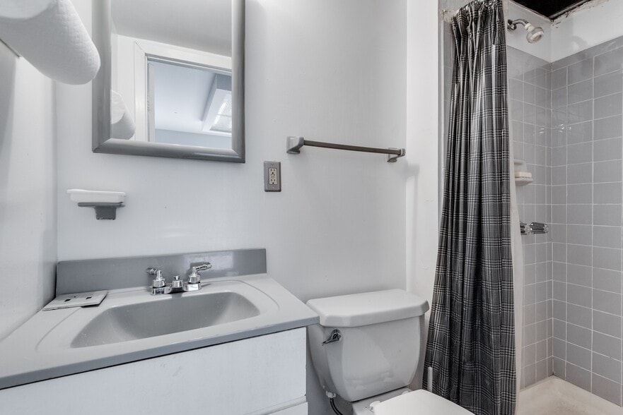 More Photos Of 39 Dobbin St, Brooklyn Warehouse For Sale