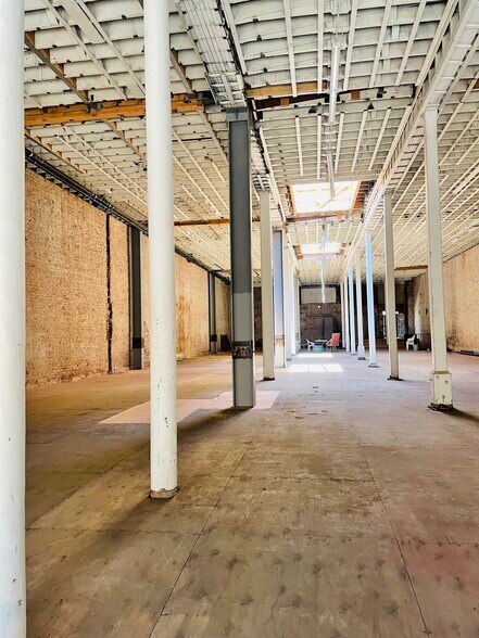 More Photos Of 327 S Broadway, Los Angeles Restaurant For Lease