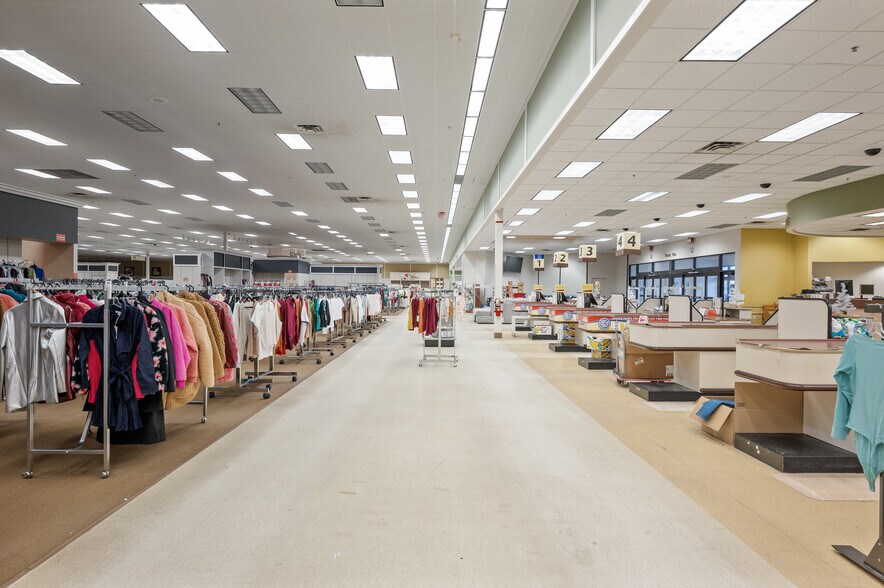 More Photos Of 5630 Saint Croix Trl, North Branch Freestanding For Lease