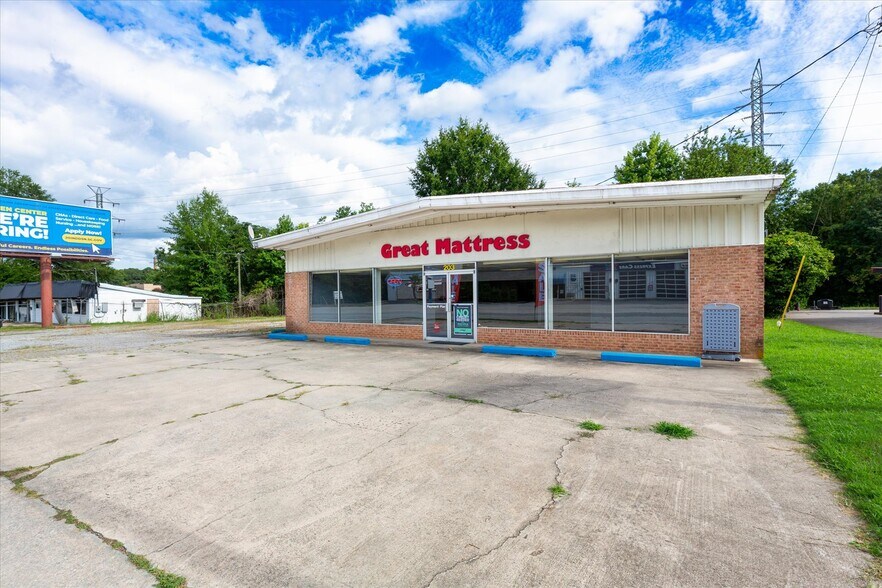 More Photos Of 203 Hillcrest Dr, Laurens Storefront Retail Office For Lease