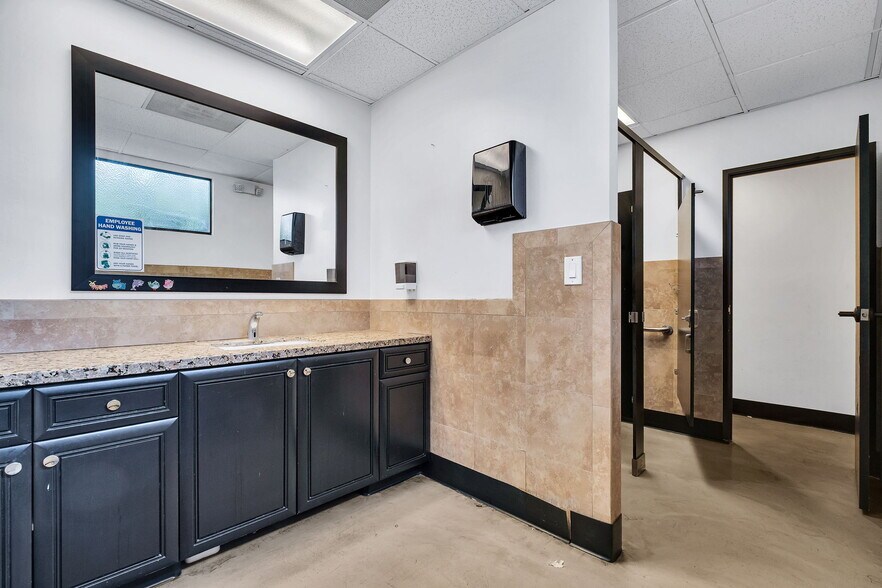 More Photos Of 550 N Golden Circle Dr, Santa Ana Office For Lease