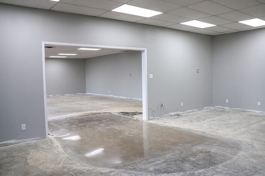 More Photos Of 2700 White Settlement Rd, Fort Worth Showroom For Lease