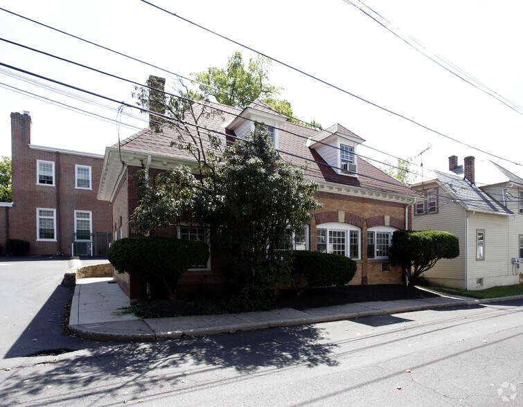 More Photos Of 118 Wood St, Doylestown Office For Lease