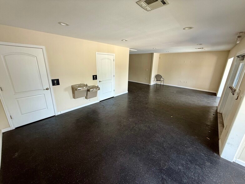 More Photos Of 4612 Burnet Rd, Austin Freestanding For Sale