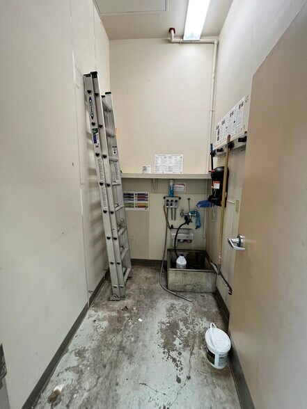 More Photos Of 923 S Broadway, Portland Medical For Sale