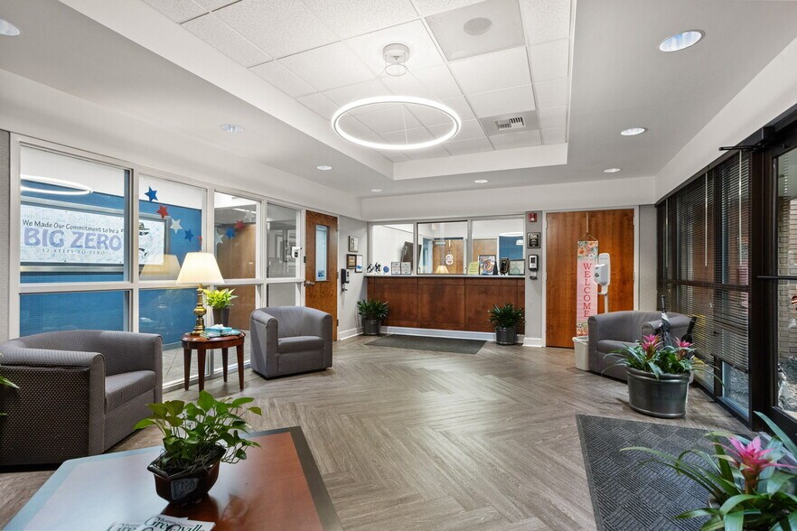 More Photos Of 127 Tanner Rd, Greenville Flex For Lease