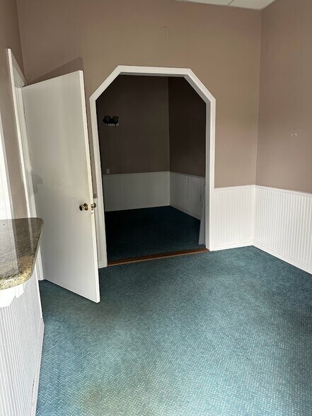 More Photos Of 821 NE 36th Terrace, Ocala Department Store For Lease