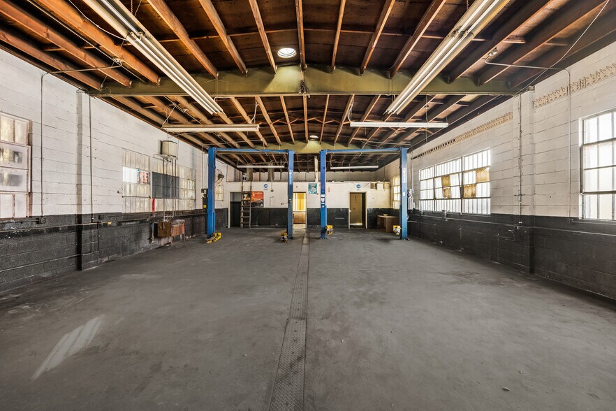 More Photos Of 111 E Wilhelmina St, Anaheim Auto Repair For Lease